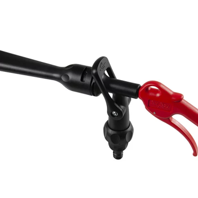 Bico de carga combustível preto e vermelho com alavanca