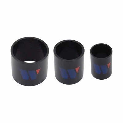 Três adaptadores cilíndricos pretos com logótipos azuis e vermelho em fundo branco