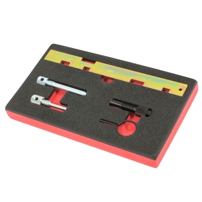 Conjunto de ferramentas metálicas organizadas em espuma preta com base vermelha