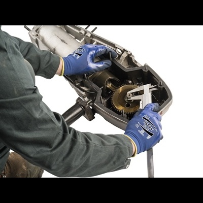 Pessoa a mexer em peças mecânicas metálicas com luvas azuis