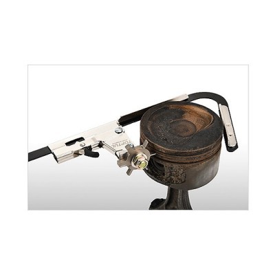 Ferramenta metálica segurando pistão oxidado