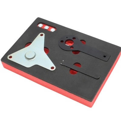 Conjunto de três ferramentas de metal em esponja preta com suporte vermelho