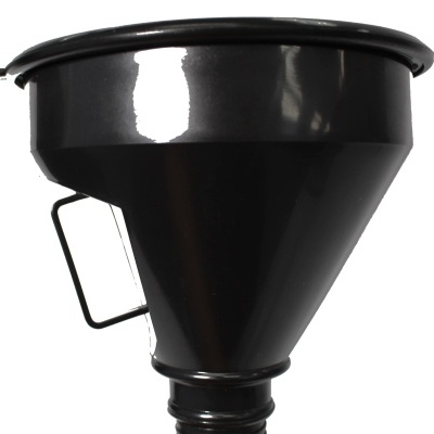 Funil metálico preto com asa para segurar