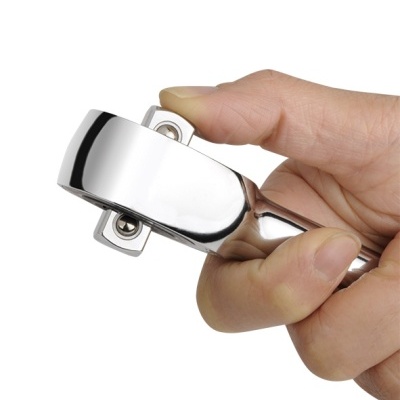 Fecho metálico cromado segurado por uma mão