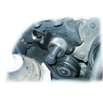 Peça mecânica de automóvel com parafuso e polia no motor