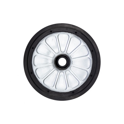 Roda metálica prateada com aro preto