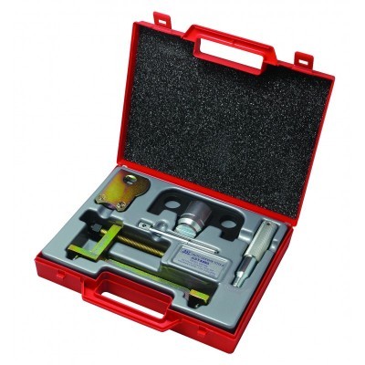 Kit de ferramentas metálicas em caixa vermelha aberta