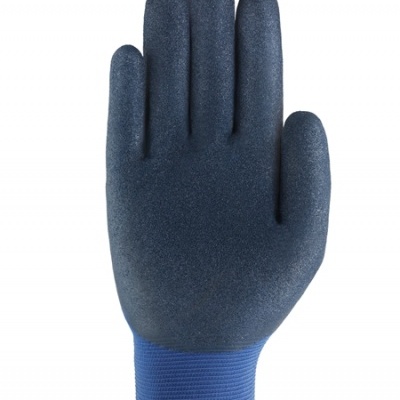 Luva de proteção azul escuro com punho azul claro e rebordo amarelo em mão sobre fundo branco