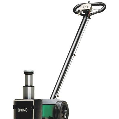 Máquina preta e verde com cabo longo e rodas, marca COMPAC visível