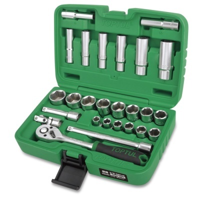 Conjunto de ferramentas Toptul num estojo verde com chaves de soquete metálicas e cabo de catraca