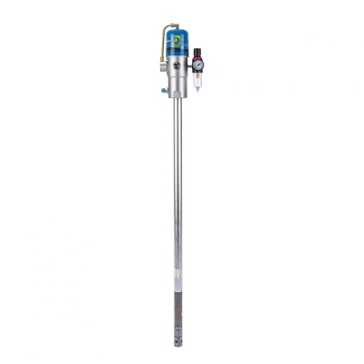 Bomba industrial vertical aço inox com medidor de pressão sobre fundo branco