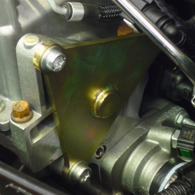 Placa metálica triangular dourada num motor automóvel