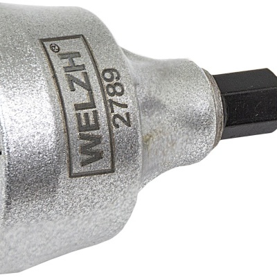 Ferramenta metálica prateada com cabo preto hexagonal e gravação WELZH 2789