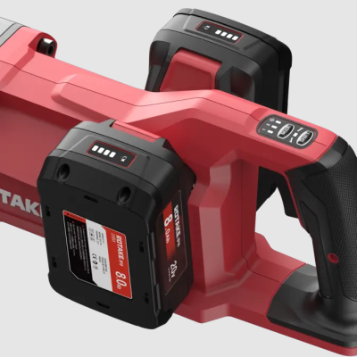 Ferramenta elétrica portátil vermelha e preta com baterias e painel de controlo