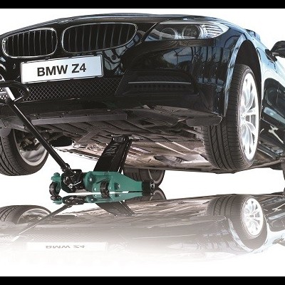 Carro BMW Z4 preto elevado por macaco hidráulico.