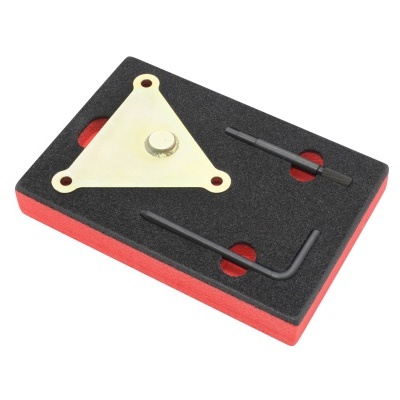 Ferramentas metálicas em placa de espuma preta com laterais vermelhas