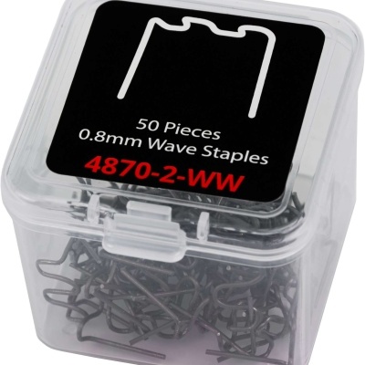 Caixa transparente com grampos metálicos e tampa preta com texto