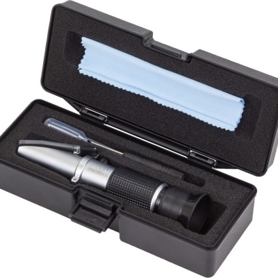 Estojo preto com refratómetro, frasco pequeno e pano de limpeza