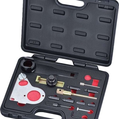 Conjunto de ferramentas para motor em mala preta com interior vermelho.