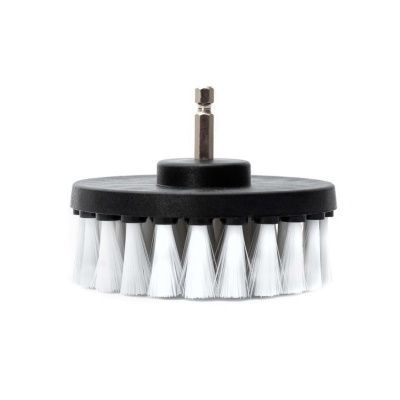 Escova de limpeza circular preta com cerdas brancas e conector metálico