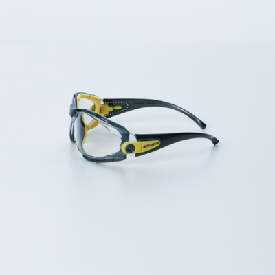 Óculos de proteção cinza e amarelo com lentes transparentes e texto AMARANTUS na haste