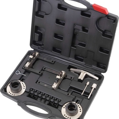 Conjunto de ferramentas em estojo preto aberto com peças metálicas e plásticas