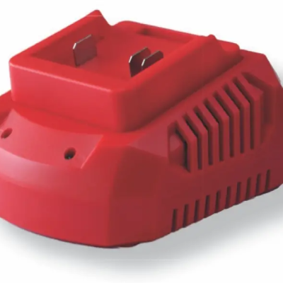 Carregador de bateria vermelho para ferramentas elétricas sobre fundo branco