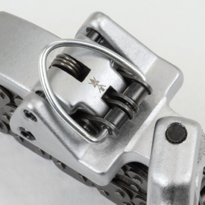 Ferramenta metálica com corrente e mola prateada