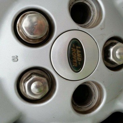 Roda de liga leve branca com logótipo Land Rover no centro