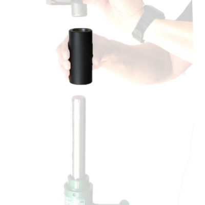 Mão segurando peça cilíndrica preta sobre macaco hidráulico verde