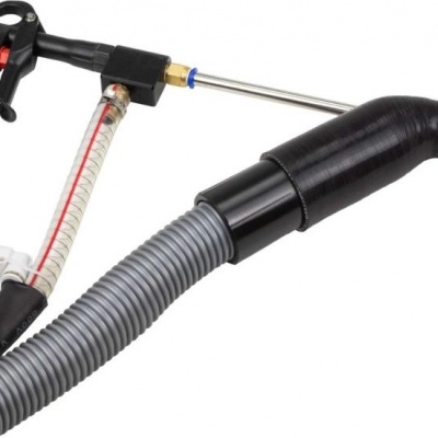 Pistola de ar comprimido preta com mangueira cinzenta flexível e tubo metálico longo