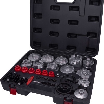 estojo preto aberto contendo ferramentas metálicas prateadas e vermelhas