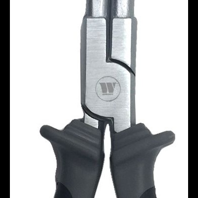 Alicate metálico com punhos pretos e estrutura curvada