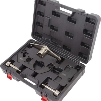 Conjunto de ferramentas metálicas e pretas em estojo de plástico preto com fechos vermelhos