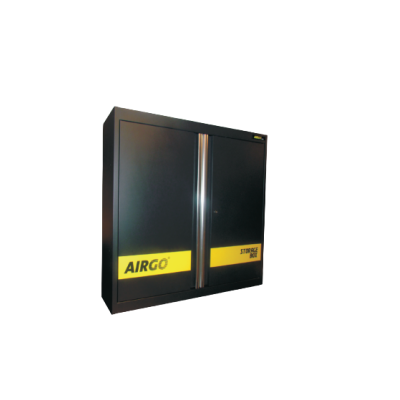 armário de armazenamento preto AIRGO com etiquetas amarelas e puxadores prateados