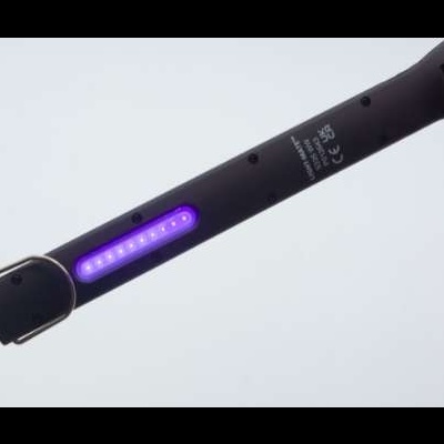 Dispositivo preto com luz UV roxa e porta USB azul