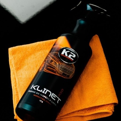 Frasco K2 KLINET Premium com pulverizador sobre toalha laranja