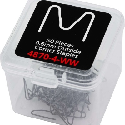 Caixa plástica transparente com grampos metálicos e etiqueta preta com texto informativo.