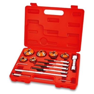 Conjunto de ferramentas laranja e preta em caixa vermelha com várias peças