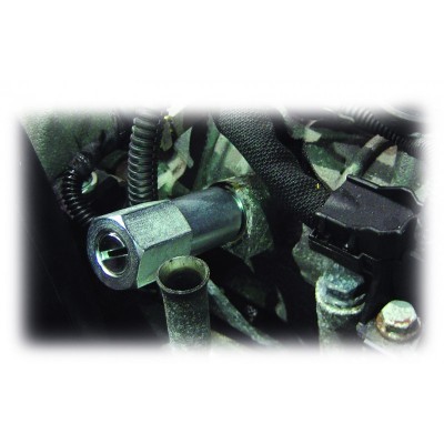 Componente metálico cilíndrico num motor com cabos e mangueiras