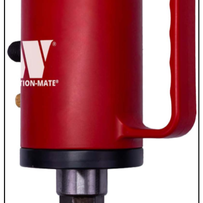 Ferramenta vermelha com alça integrada e elementos metálicos