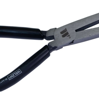 Alicate de pontas longas com cabo preto e corpo metálico prateado