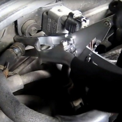 Ferramenta metálica prateada a ser usada em ambiente com tubos e mangueiras