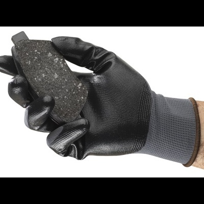 Mão com luva preta segurando objeto cinzento áspero