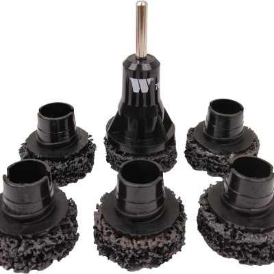 Conjunto de escovas rotativas pretas com textura rugosa e haste metálica, fundo branco