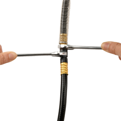 Uso de chave para apertar porca metálica em mangueiras flexíveis com isolamento