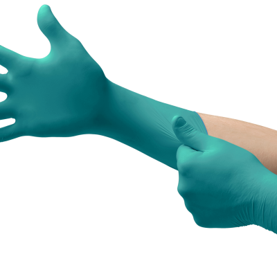 Luvas médicas verdes sendo calçadas numa mão