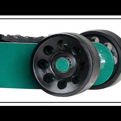 Duas rodas negras com orifícios em estrutura metálica verde