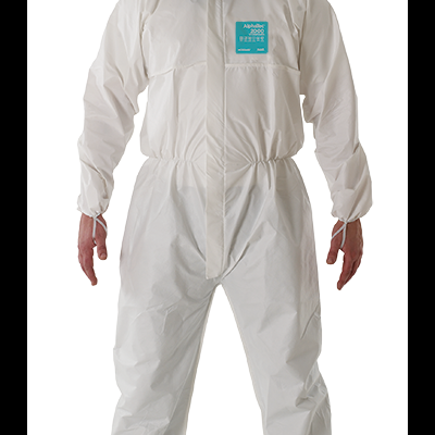 Pessoa com fato protector branco e máscara respiratória preta