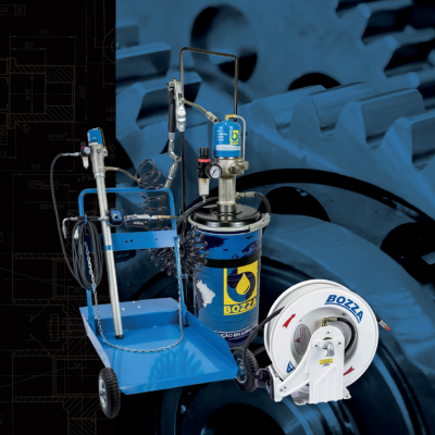 Carrinho azul com cilindro rotulado BOZZA e carretel branco com mangueira num fundo de engrenagens azuis